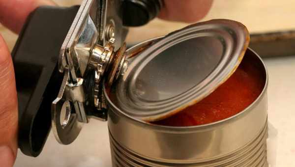 Как открыть консервы без открывалки и ножа