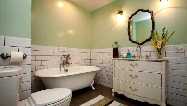 Как красиво сочетать плитку и краску в отделке ванной?