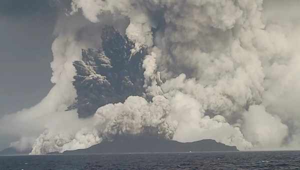 Спутник заснял извержение подводного вулкана Кавачи
