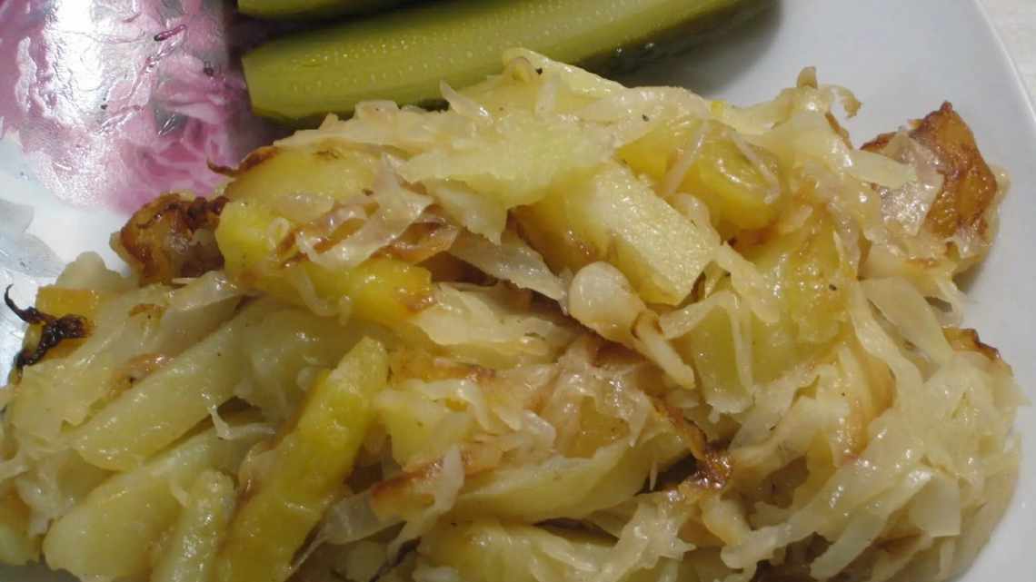 Жареная картошка с квашеной капустой и луком