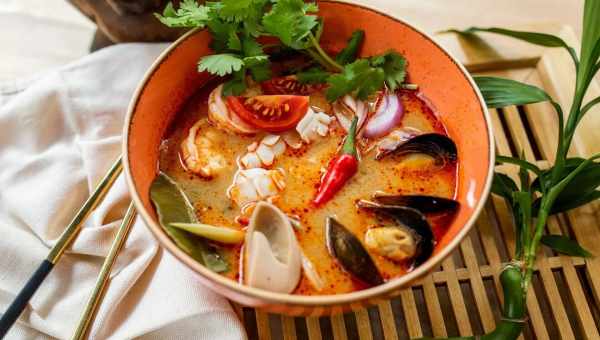 Суп з морепродуктами в азіатському стилі